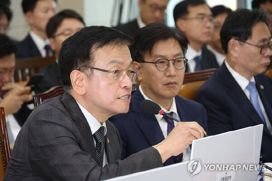 최상목 부총리 겸 기획재정부 장관이 28일 서울 여의도 국회에서 열린 기획재정위원회 국정감사에서 의원 질의에 답하고 있다. 연합뉴스